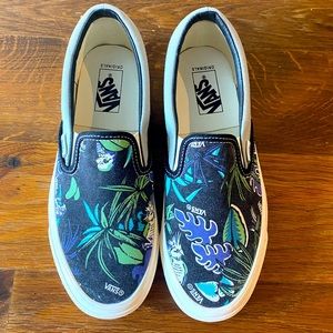 Never worn, purchased online and they are too big